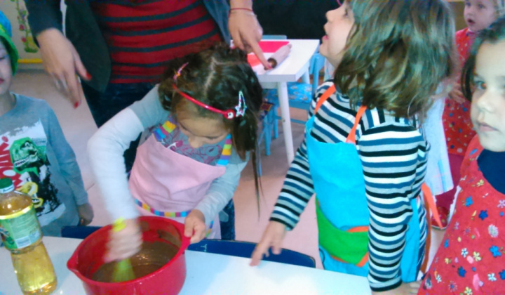 8. fotografia fotogalérie Pečieme v materskej škole na vianoce