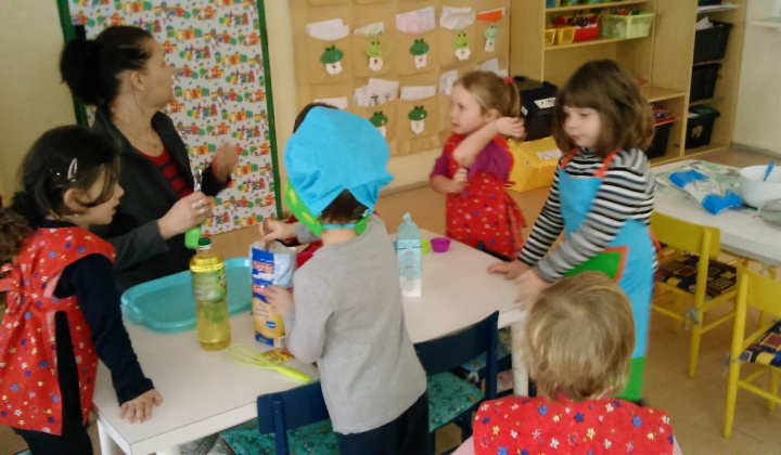 17. fotografia fotogalérie Pečieme v materskej škole na vianoce