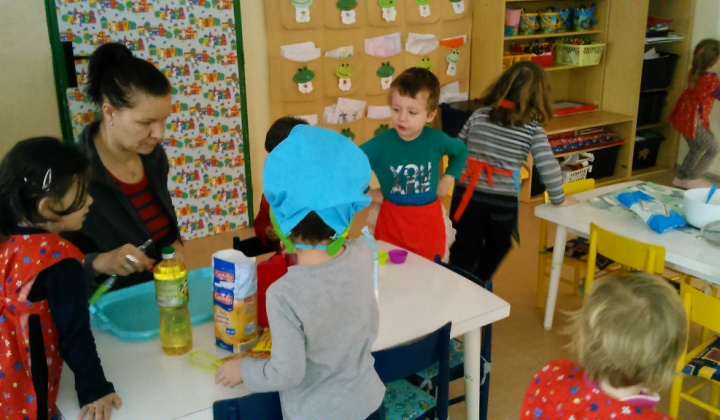 18. fotografia fotogalérie Pečieme v materskej škole na vianoce